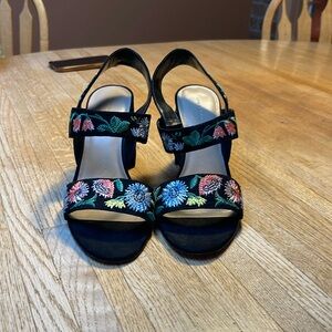 Great condition Ann Taylor embroidered sandals size 9